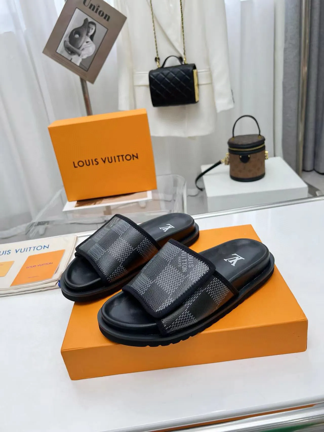 Factory price: 280💰LV luxury trainer slippers, made of first-layer calfskin, light and comfortable. The upper straps feature monogram embossing. Brings a unique color splicing effect. The precise fit of the insole and fine-grained rubber outsole are inspired by lv trainer size: 38-45